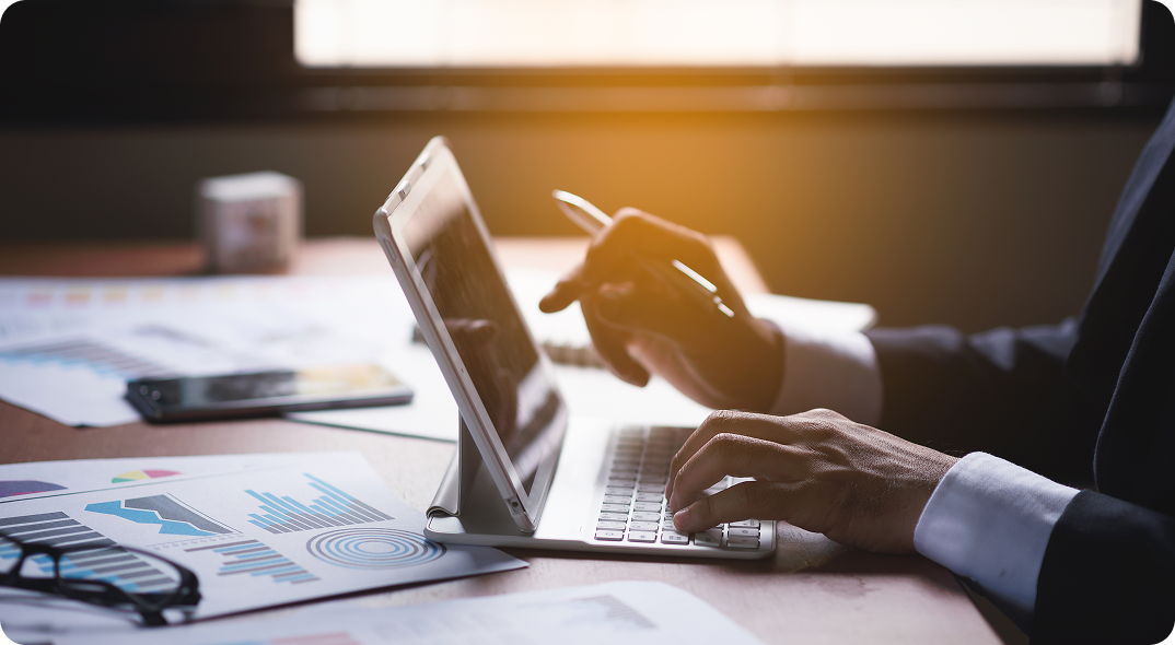 Person arbeitet am Tablet mit Tastatur, symbolisiert digitale Personalprozesse bei text-klar