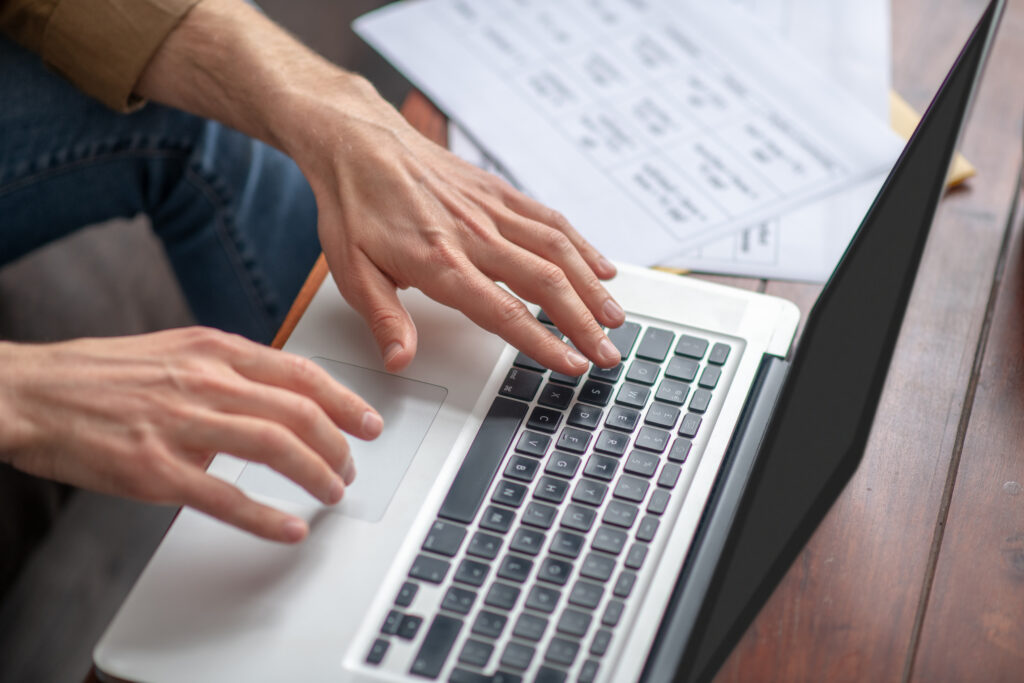 Person tippt am Laptop – symbolisiert die Arbeitsweise von text-klar: anlassbezogen handeln, Verantwortung übernehmen, Klarheit schaffen, pragmatisch unterstützen und Handlungsspielraum sichern