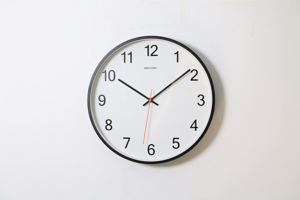 Analoge Wanduhr als Symbol fuer die Arbeitszeiterfassung im Betrieb